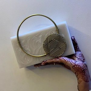 Sac à main en résine moderne teintée personnalisé |   Pochette de soirée artisanale pour invitées de mariage - Product Image 1