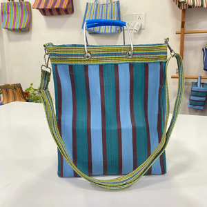 Sacs de courses rayés en nylon recyclé personnalisables avec poignée métallique et fermeture éclair, écologiques, fabriqués en Inde - Product Image 1