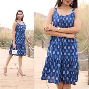 ชุดเดรสผ้าฝ้ายแต่งจีบแขนกุดทำจากผ้าฝ้าย Cambric มีแขนติดอยู่ด้านในมียาง2ปุ่มเปิดด้านหน้า - Product Image 6