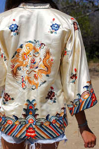 Chaqueta de cama bordada a mano asiática Hermoso bordado Satén de seda muy detallado Excelente Estilo Vintage - Product Image 5