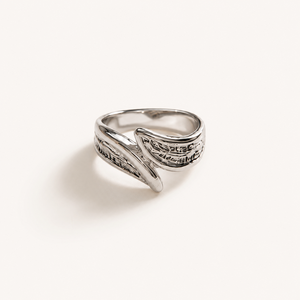 Bague Aurelia en acier inoxydable plaqué or rose avec plume en relief - Product Image 5