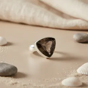 Anillo de Diseño Hecho a Mano en Oro Rosa de 18K y Plata 925 con Gema de Cuarzo Ahumado en Corte Trillón, Joyería de Estilo Boho - Product Image 2