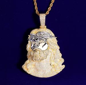 Colgante de Cabeza de Jesús Hecho a Mano en Plata, con Incrustaciones de Piedras con Aspecto de Diamante Moissanite, Cadena con Diseño Religioso - Product Image 1