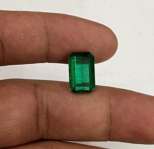 Émeraude naturelle non traitée 5,00 carats, forme octogonale, origine Zambie, certifiée IGI, vert, grande clarté, coupe et couleur exceptionnelles - Product Image 5