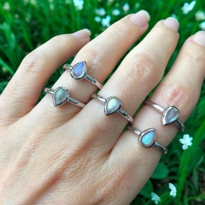 Bague de créateur mignonne en argent sterling 925 avec barre de pierres précieuses Labradorite originale, bijoux Moissanite plaqués or pour fête de mariage - Product Image 1