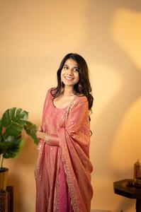 Vestido Chinnon Anarkali de moda con adornos delicados Ropa étnica elegante para mujeres | Exclusivo en línea - Product Image 2