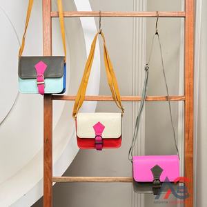 Sac à bandoulière en cuir recyclé fabriqué à la main à la mode sac à main en cuir souple sac à main de vente chaude sac multicolore unique élégant pour femmes - Product Image 1