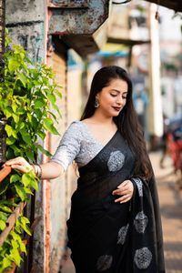 Sari bordado de secuencia Zari de seda de algodón de último diseñador por Fab Zone estilo paquistaní de alta calidad Salwar Kameez para adultos - Product Image 4