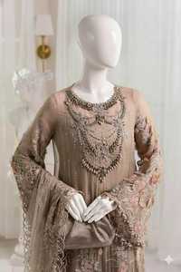 Robe formelle pakistanaise brodée à la main, tenue de luxe pour femmes, prête à être expédiée, cadeau parfait pour elle - Product Image 3