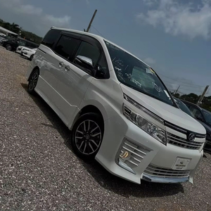 Toyota Voxy Van d'occasion de 2015, en excellent état - Product Image 1