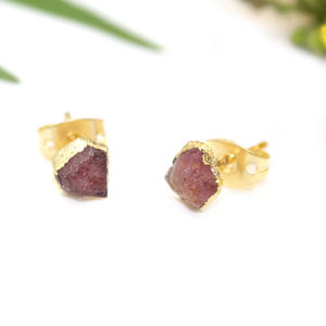 Boho Ruby Stud Pendientes July Birthstone, Natural Rough Quartz in Gold - Product Image 2