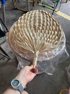 Abanico de bambú ecológico, abanico de mano de hoja de palma hecho a mano con artesanías de materiales naturales de Vietnam - Product Image 2