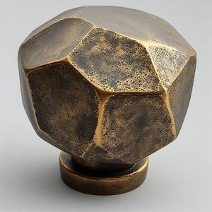 Bouton de porte en métal artisanal avec forme ronde inégale et finition noire conçue pour les intérieurs décoratifs - Product Image 5