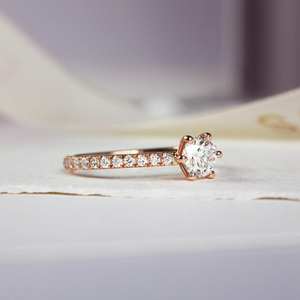 Anillo de compromiso de diamante de corte brillante de 7mm | Anillo de plata de ley chapado en oro de 18 quilates con banda pavimentada de seis puntas | Boda nupcial - Product Image 3