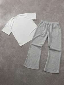 Jogger acampanado gris claro personalizado y Camiseta con estampado gótico blanco Conjunto de ropa de calle de 2 piezas para hombres con cintura con cordón y tela transpirable - Product Image 2
