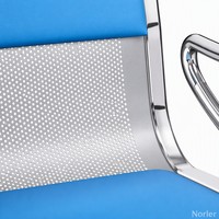 Chaise d'attente moderne et minimaliste en acier inoxydable à trois places, avec accoudoirs renforcés et épaissis, et pieds coniques, pour aéroport et hôpital