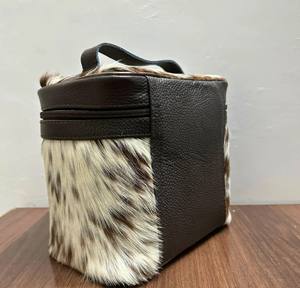 COULEUR NOIRE ET MARRON VÉRITABLE SAC COSMÉTIQUE ÉLÉGANT ET DURABLE IMPRIMÉ NOIR ET BLANC CUIR DE VACHE OUTILLAGE GÉOMÉTRIQUE - Product Image 5