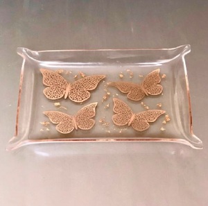 Plateau rectangulaire en acrylique avec poignées Design imprimé de fleurs Parfait pour servir des aliments et des desserts dans les restaurants et les hôtels - Product Image 5