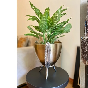 Maceta de flores de color dorado y negro de diseño hecho a mano con color y tamaño personalizados de metal de alta calidad con tamaños de 71 y 82 cm - Product Image 6