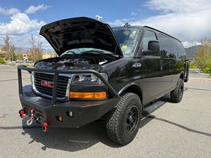 GMC Savana LT 3500 4WD 2024, Motor V8 de 6.6 Litros, Parachoques Delantero Negro y Ganchos de Recuperación Rojos - Product Image 2