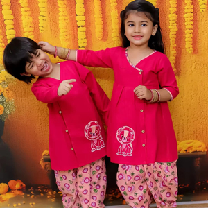 Ensemble de robe assortie frère soeur pour enfants pakistanais magnifiquement conçu avec Kurta brodé et robe fantaisie pour une occasion festive - Product Image 1
