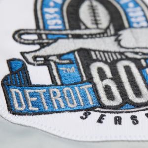 Veste de baseball universitaire pour homme, modèle Letterman personnalisé, couleur gris Mitchell, Detroit Lions, en satin double face, entièrement boutonnée. - Product Image 2