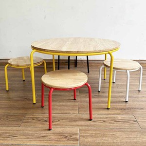 Ensemble table et 4 chaises de maternelle au design moderne KGD023 avec plateau en bois et pieds en fer multicolores, mobilier scolaire - Product Image 3