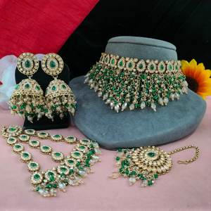 Hermoso juego de Gargantilla Jadau Pearls Work & Kundan con Maang Tikka y Pasa Juego de Gargantilla nupcial de lujo Pares con Sarres, Lehengas - Product Image 1