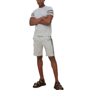 Camisetas bordadas personalizadas Unisex 230gsm Algodón Tallas grandes Impresión digital Lisa O-cuello Logotipo personalizado Conjunto de camiseta y pantalones cortos para hombre - Product Image 1