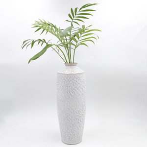 Vase de sol moderne élégant en céramique blanche en porcelaine de verdure avec un design texturé unique - Product Image 1