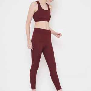 Conjunto de yoga para mujer diseñado para entrenamiento activo con tela elástica suave que ofrece comodidad equilibrada para actividades de gimnasio. - Product Image 5