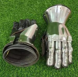 Gants de protection médiévaux en acier argenté poli, armure fonctionnelle pour l'art et la reconstitution historique, artisanat en métal - Product Image 1