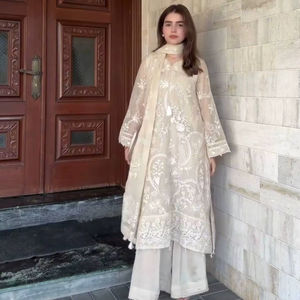 Vêtements ethniques indiens tendance pour les fêtes, ensemble Kurti et pantalon large entièrement cousu et brodé pour les invités de mariage - Product Image 1