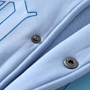 Chaqueta universitaria azul cielo con mangas de piel sintética blanca, diseño de ropa de calle bordada y puños acanalados a rayas - Product Image 3