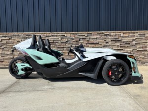 Polaris Slingshot Roadster trois places, véhicule sportif à toit ouvert, alimenté à l'essence, vert menthe, carrosserie blanche, roues noires, certifié CE - Product Image 2
