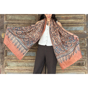 Écharpe en soie pour femmes indiennes, automne/printemps, imprimé personnalisé, motif Rose du Désert, style carré long, teintes naturelles dessinées à la main - Product Image 1