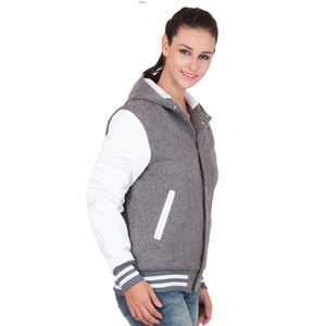 Veste de style universitaire à capuche pour femmes, gris chiné et blanc, doublure matelassée, bordure côtelée rayée, streetwear urbain tendance - Product Image 6