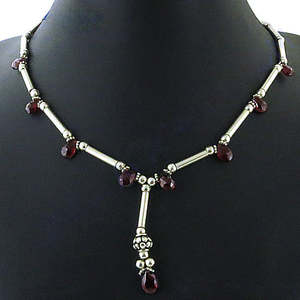 Collar de Cadena para Suéter de Mujer en Plata con Gemas de Granate, Hipoalergénico, Elegante, Diseño Delicado y Atemporal, Joyería de Regalo - Product Image 1