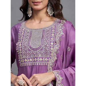 Charme chinon: Kurti brodé avec fond en viscose de luxe et organza lourd Dupatta | Ensemble de vêtements ethniques | S-XXL - Product Image 1