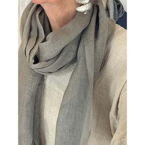 Pañuelo de Lino Gris Niebla con Bordado Floral, Pañuelo Largo Étnico Transpirable de Rayón y Bambú para Invierno y Otoño, con Logotipo Personalizable - Product Image 2