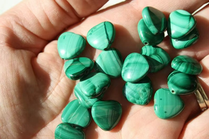 ¡Colgante de corazón de malaquita hecho a mano de malaquita natural cabujón de alta calidad pulido piedras preciosas sueltas múltiples piedras preciosas disponibles! - Product Image 3