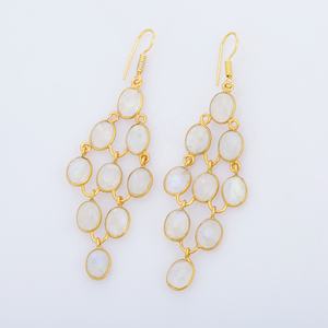 Pendientes largos de arcoíris blanco natural, joyería hecha a mano de moda chapada en oro de 18 quilates para mujeres y niñas - Product Image 2