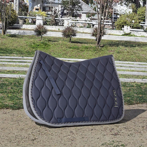 Ensemble d'équitation Euro Cavall Industries pour le dressage : tapis de selle en coton vert chasseur de qualité supérieure, bandages de polo, bonnet d'oreille en polyester - Product Image 1
