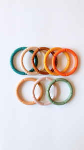 Pulseras de tubo curvo con acentos dorados para mujer, brazaletes de cuentas de bambú acrílicos delgados individuales, brazaletes de moda de más colores - Product Image 2