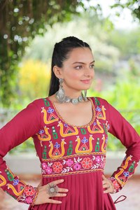 คอลเลคชั่น SUPER NAVRATRI 2025 ชุดสตรีแบบ SALWAR KAMEEZ สำหรับงาน GARBA FESTIVAL ทำจากผ้าฝ้าย สำหรับงานปาร์ตี้ สีสันทันสมัย - Product Image 2