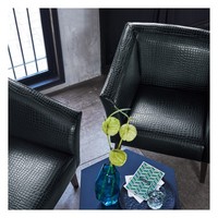Tissu d'ameublement en cuir synthétique de fabrication japonaise avec une superbe brillance en relief, idéal pour les salles de réception permanentes.