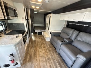 รถพ่วงสำหรับตั้งแคมป์25V รถยนต์มือสอง2024 NE x US RV Viper Class B + Gas motorhome - Product Image 3