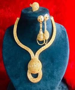 Collier tendance en plaqué or 24 carats pour femmes Accessoires de mariage pour mariages et fêtes Vente à l'export au Royaume-Uni, aux États-Unis et en France - Product Image 2