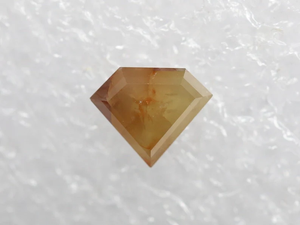 เพชรธรรมชาติทรงเหลี่ยมห้าเหลี่ยมสีเหลืองธรรมชาติ น้ำหนัก 0.83 กะรัต สำหรับทำเครื่องประดับ ได้รับการรับรองคุณภาพการเจียระไนเป็นระดับ Very Good  หายาก ยี่ห้อ RARE DIAMOND - Product Image 6