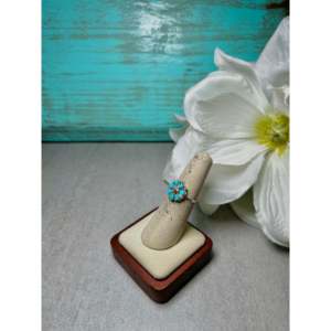 Anillo Zuni Hecho a Mano con Turquesa Kingman y Plata de Ley, Diseño Agrupado, para Uso Diario - Product Image 3